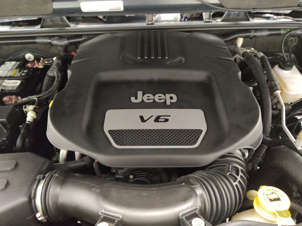 Used 2016 Jeep Wrangler Unlimited Sahara w/ Connectivity Group image 30