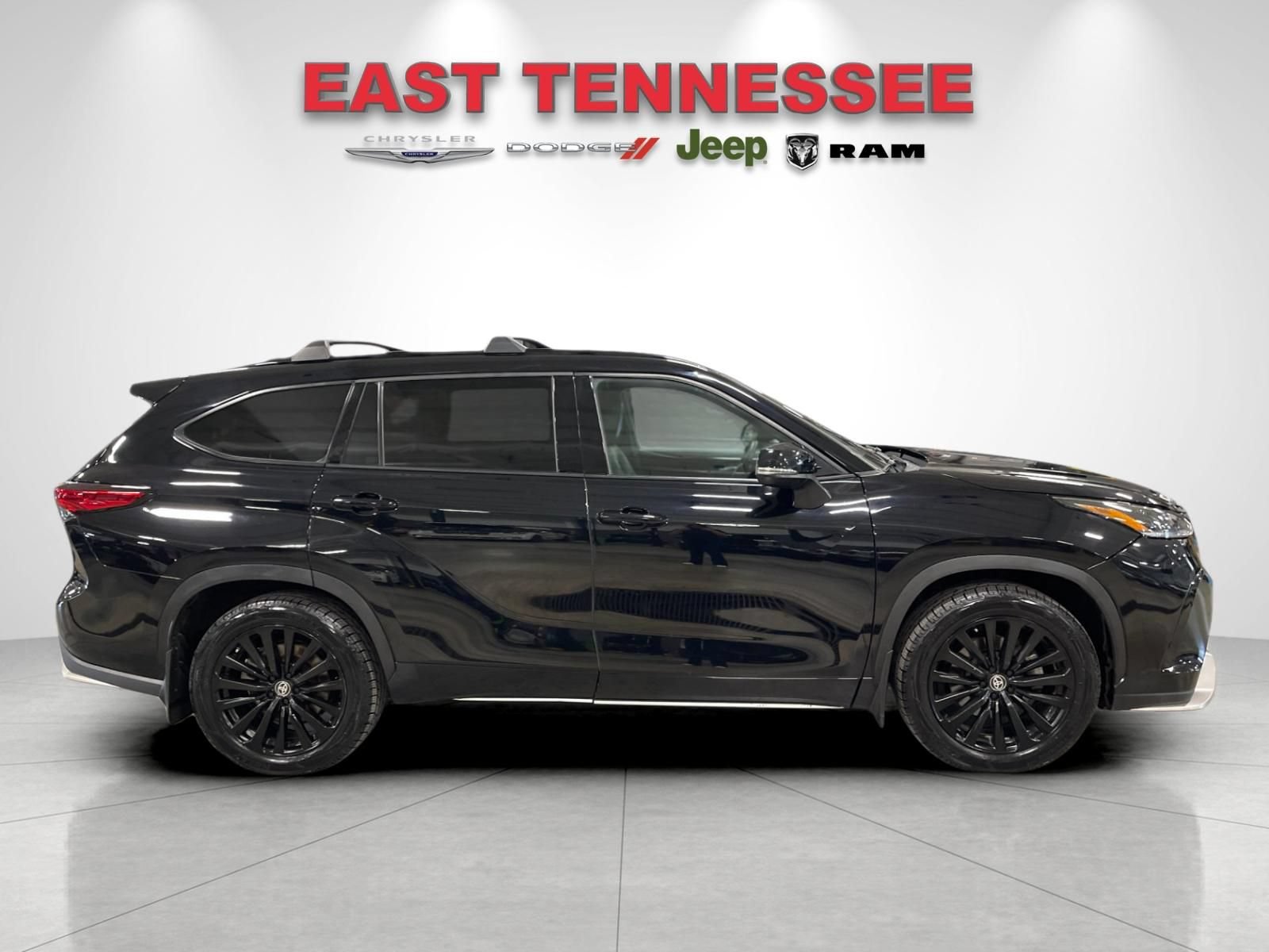 Used 2023 Toyota Highlander XSE FWD image 2