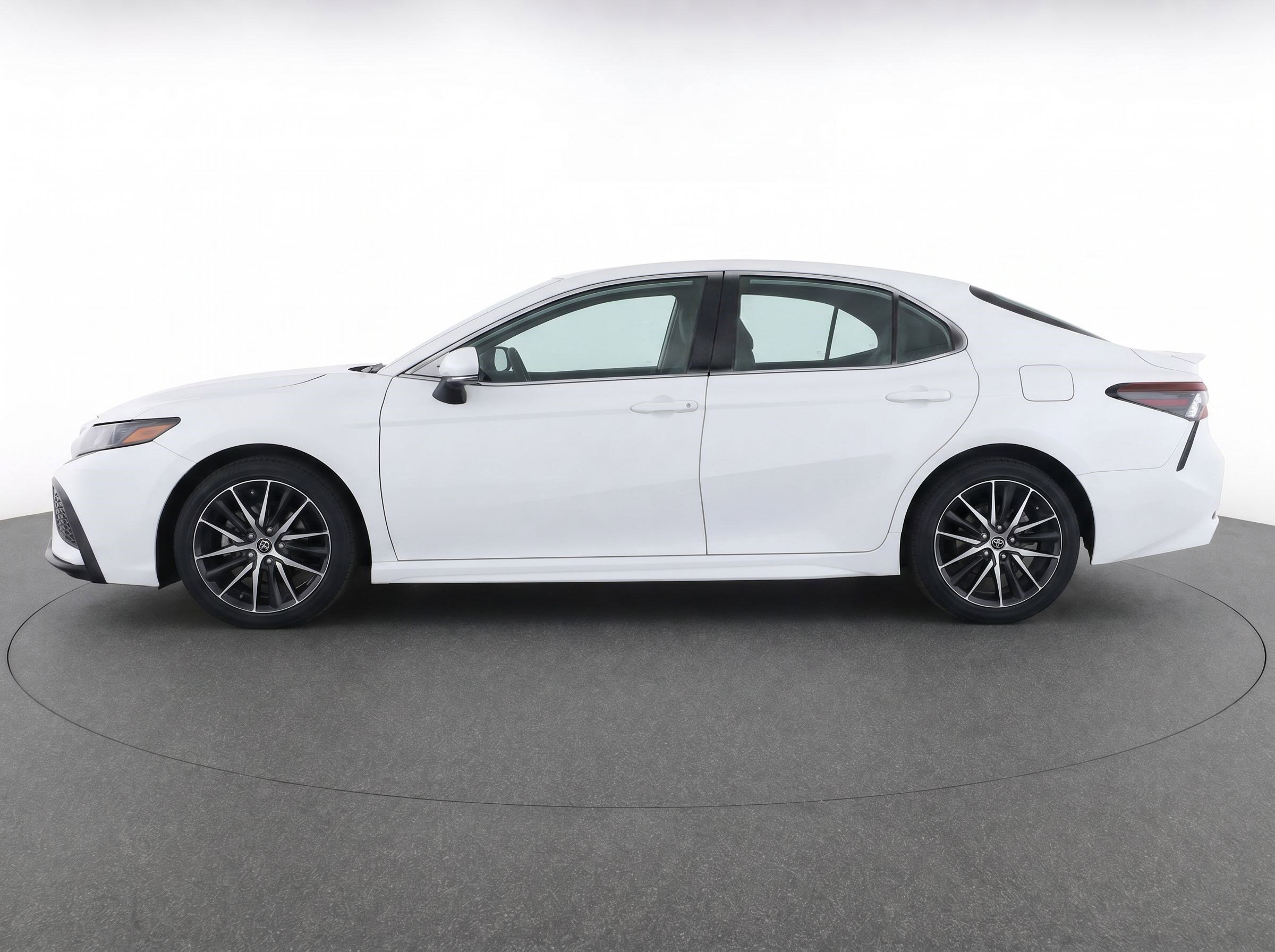 Used 2021 Toyota Camry SE FWD image 6