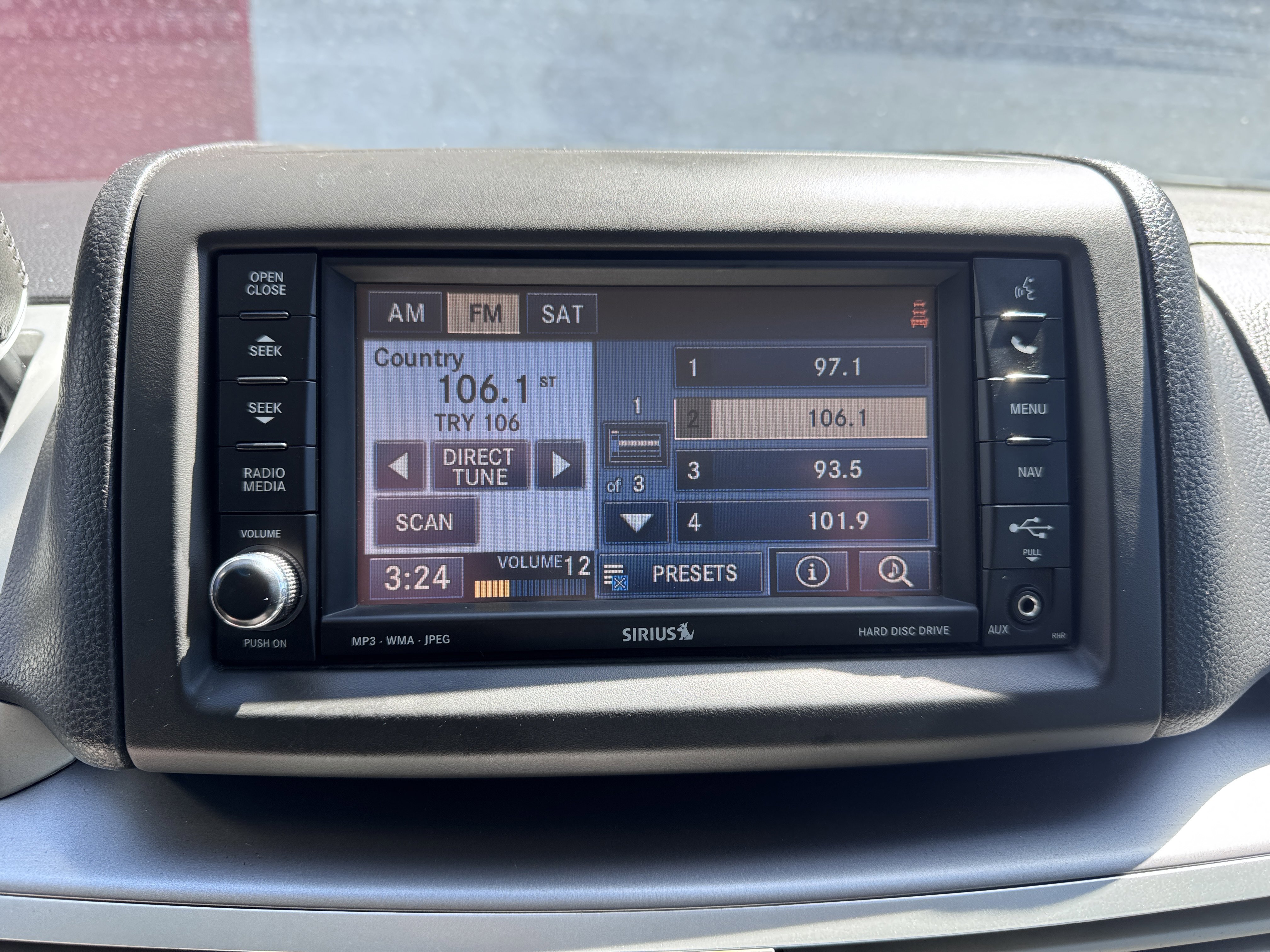 Used 2011 Volkswagen Routan SEL FWD image 25