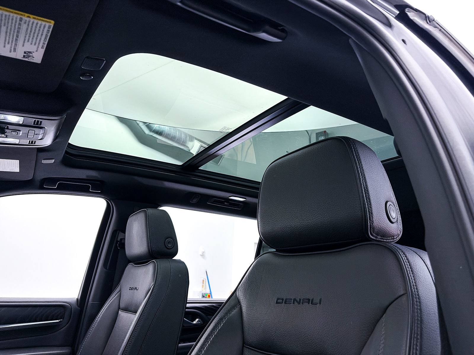 Used 2023 GMC Yukon XL Denali AWD/4WD image 5