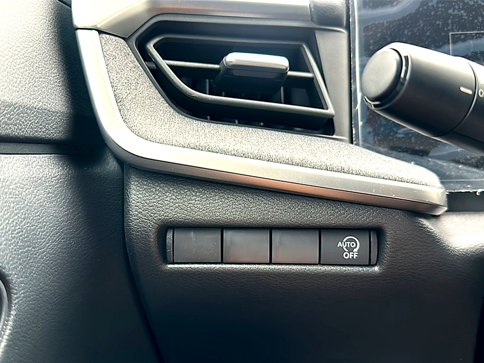 New 2026 Nissan Kicks SV w/ Cold Weather Package FWD image 25
