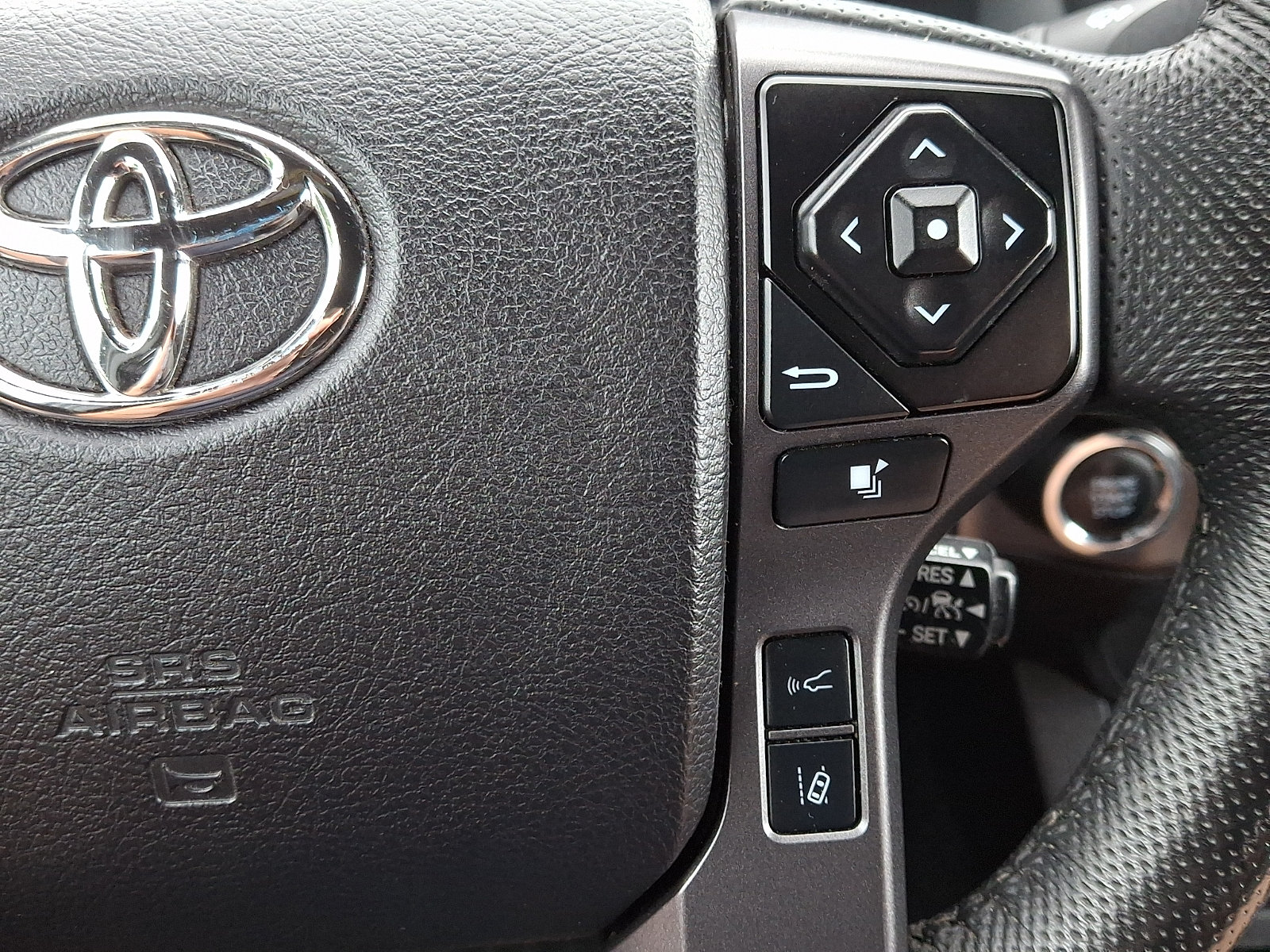 Used 2022 Toyota Tacoma TRD Off-Road w/ Technology Package AWD/4WD image 21
