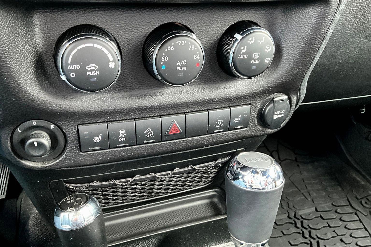 Used 2017 Jeep Wrangler Unlimited Sahara w/ Connectivity Group AWD/4WD image 16