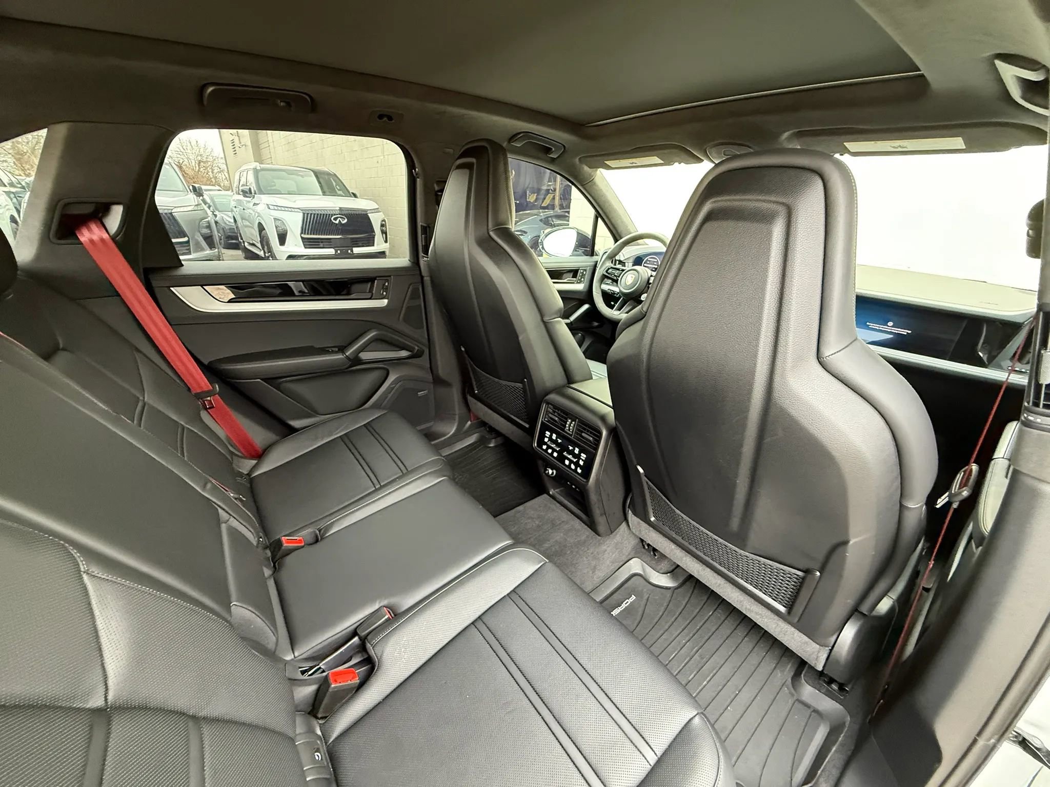 Used 2025 Porsche Cayenne S w/ Premium Package Plus image 32