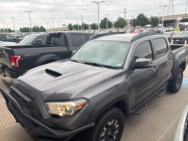Used 2017 Toyota Tacoma TRD Sport w/ Tow Package (A/T) AWD/4WD image 2