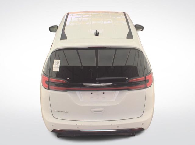 Used 2023 Chrysler Pacifica Touring-L image 3