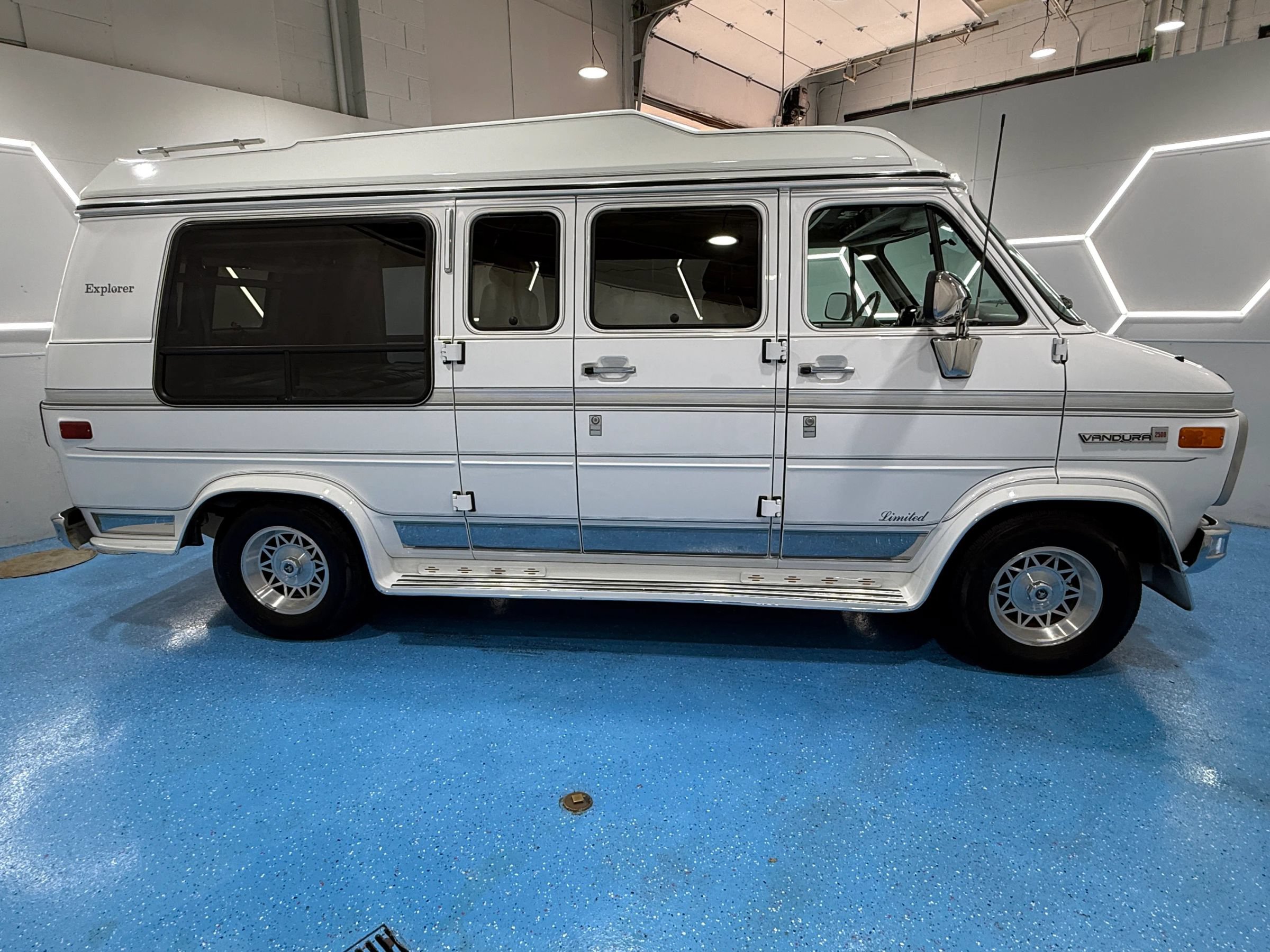 Used 1995 GMC G2500 Vandura RWD image 2