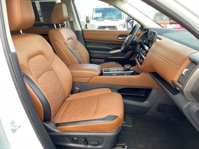 Used 2025 Nissan Pathfinder Platinum w/ Cargo Package image 40