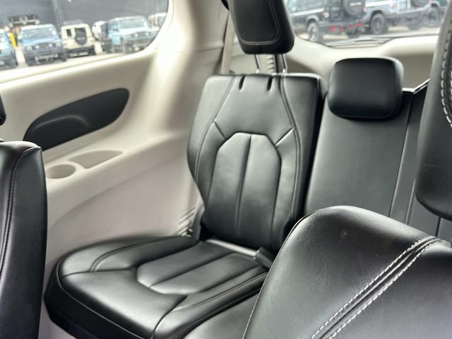 Used 2023 Chrysler Pacifica Touring-L FWD image 22