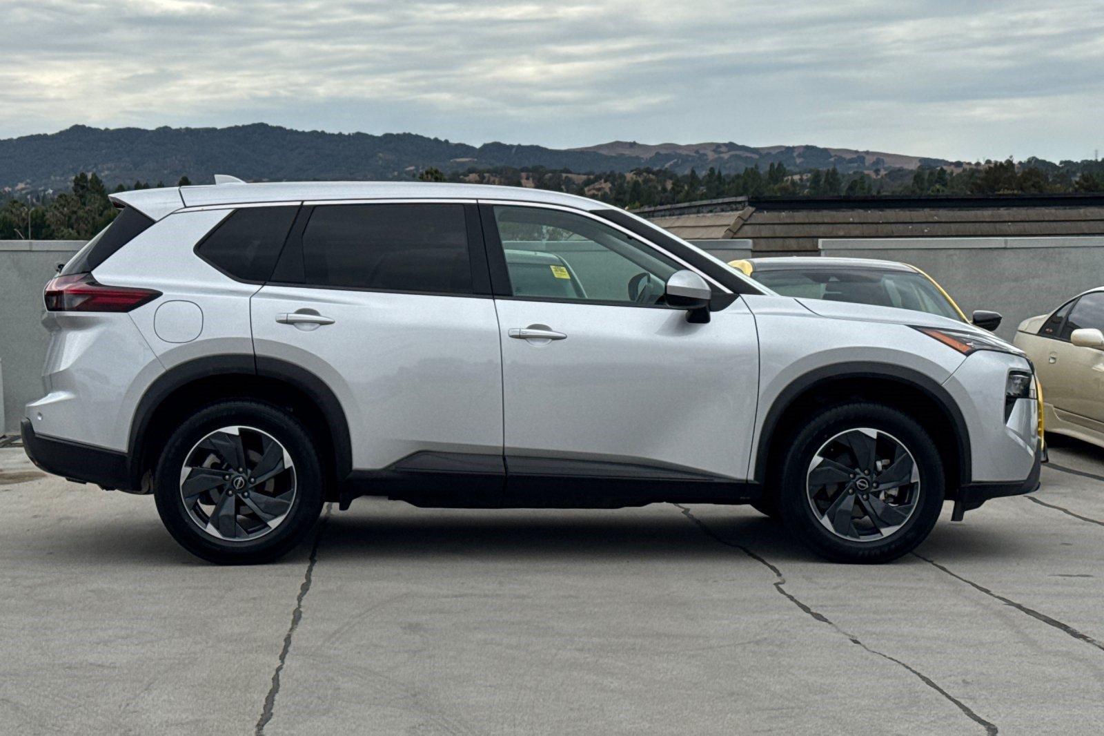 Used 2025 Nissan Rogue SV AWD/4WD image 8