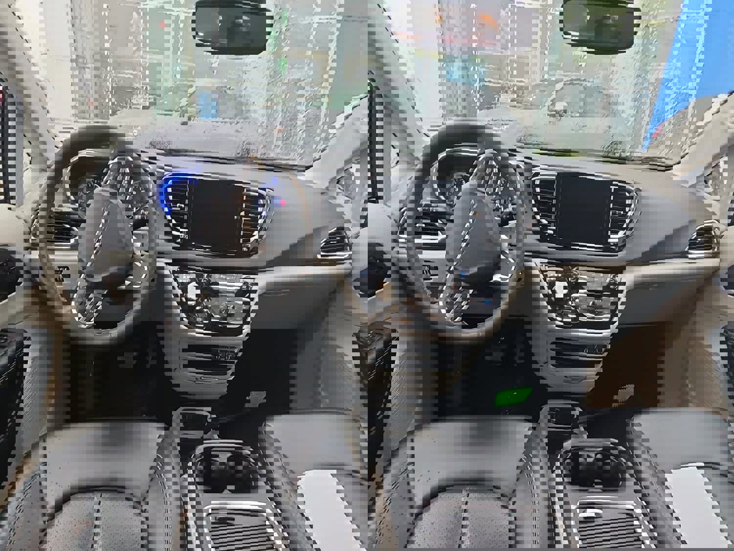 Used 2024 Chrysler Pacifica Touring-L image 6