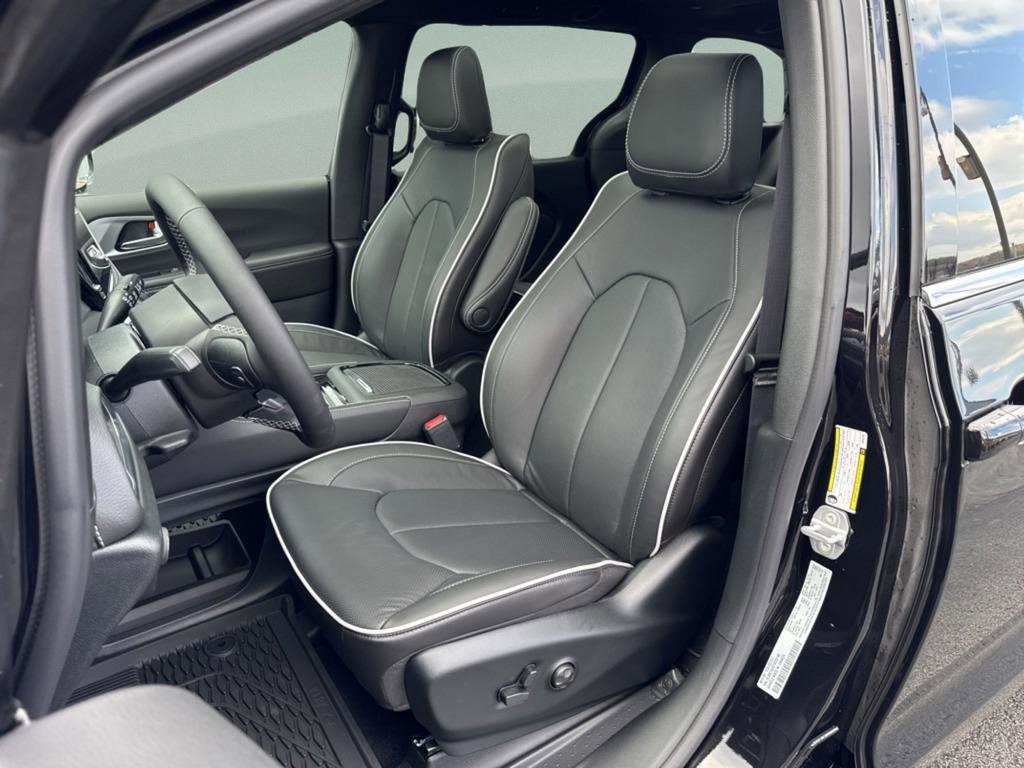 New 2026 Chrysler Pacifica Limited image 10