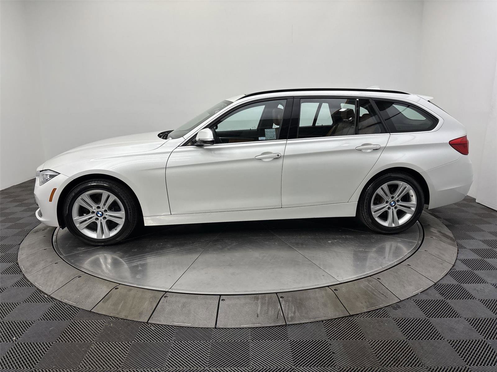 Used 2019 BMW 330i xDrive Wagon w/ Premium Package AWD/4WD image 16