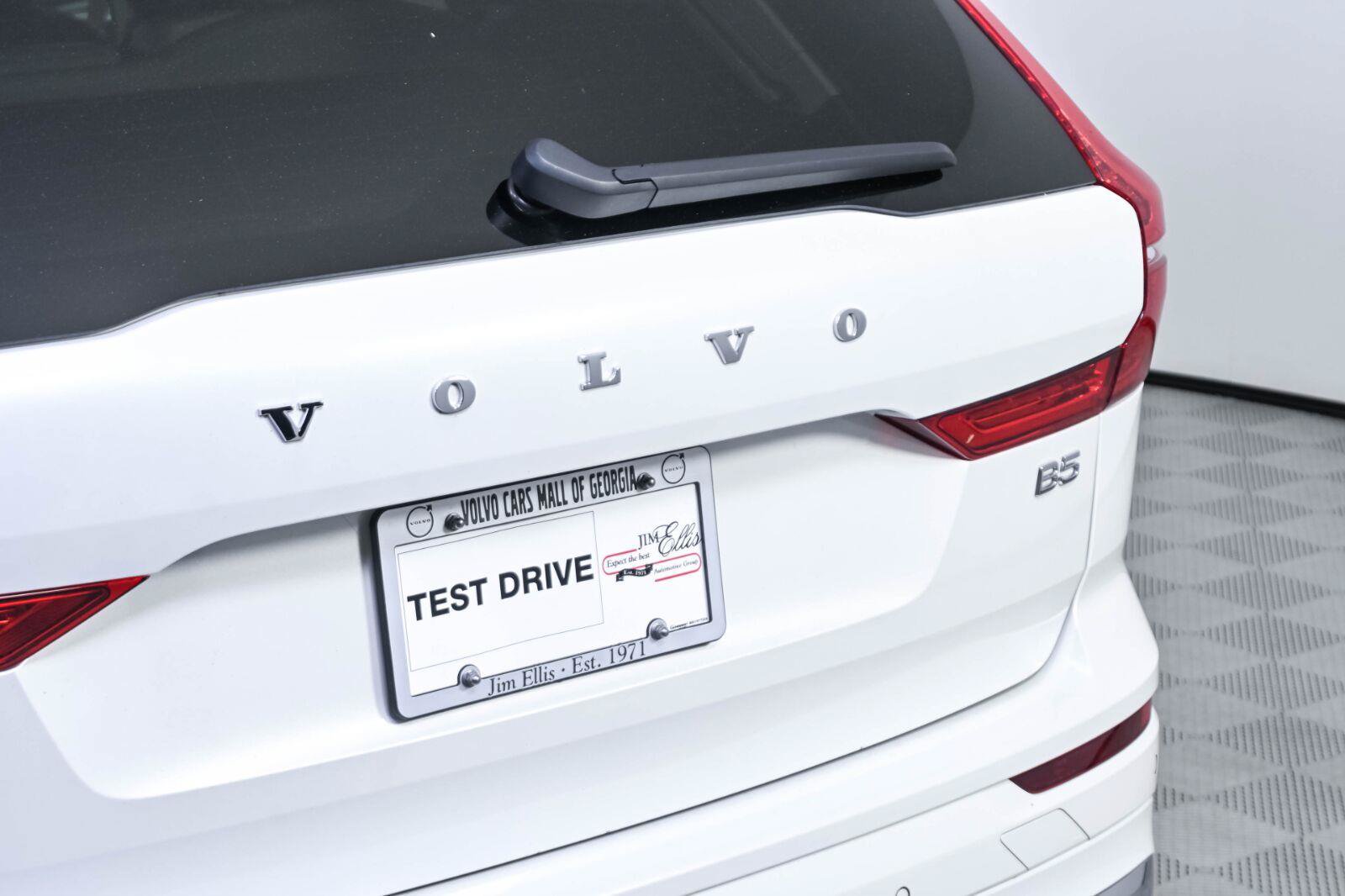 Certified 2023 Volvo XC60 B5 Ultimate FWD image 39