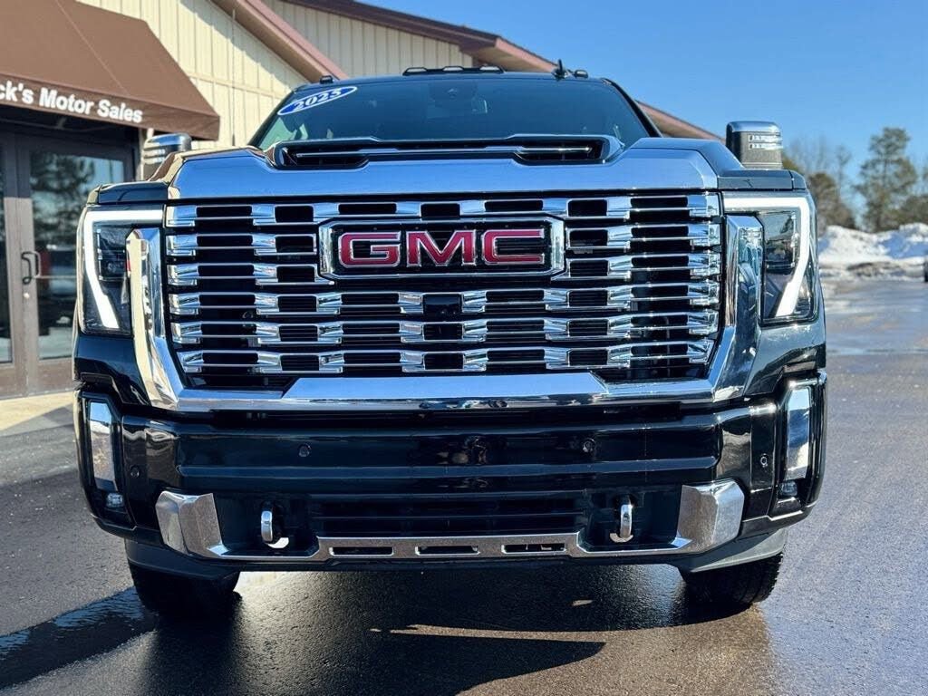 Used 2025 GMC Sierra 3500 Denali image 2