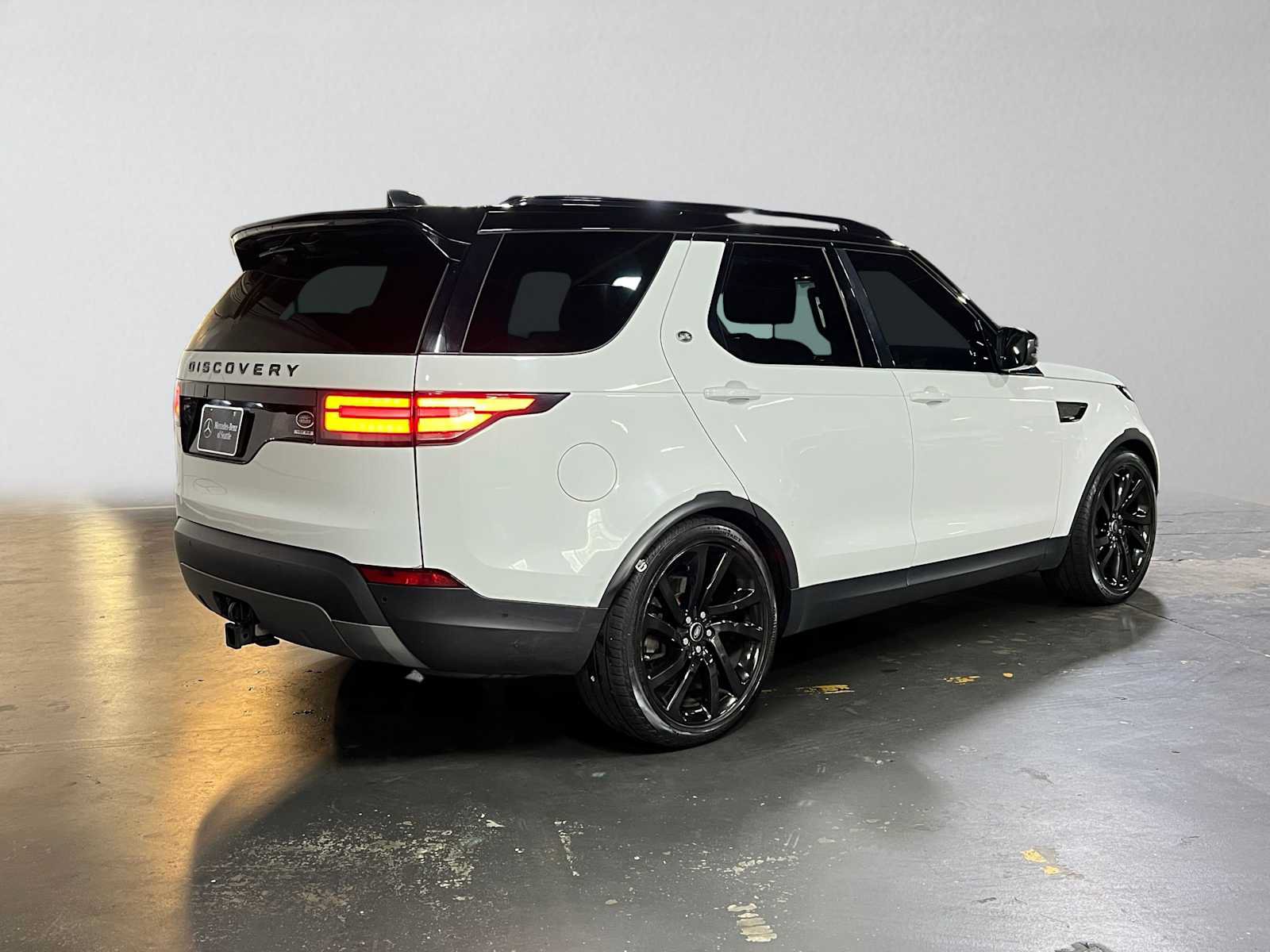 Used 2017 Land Rover Discovery HSE Luxury AWD/4WD image 3