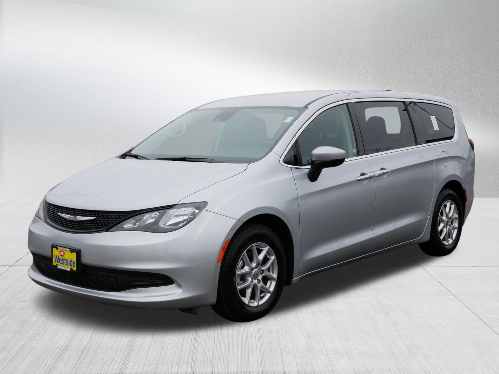 Used 2023 Chrysler Voyager LX image 3