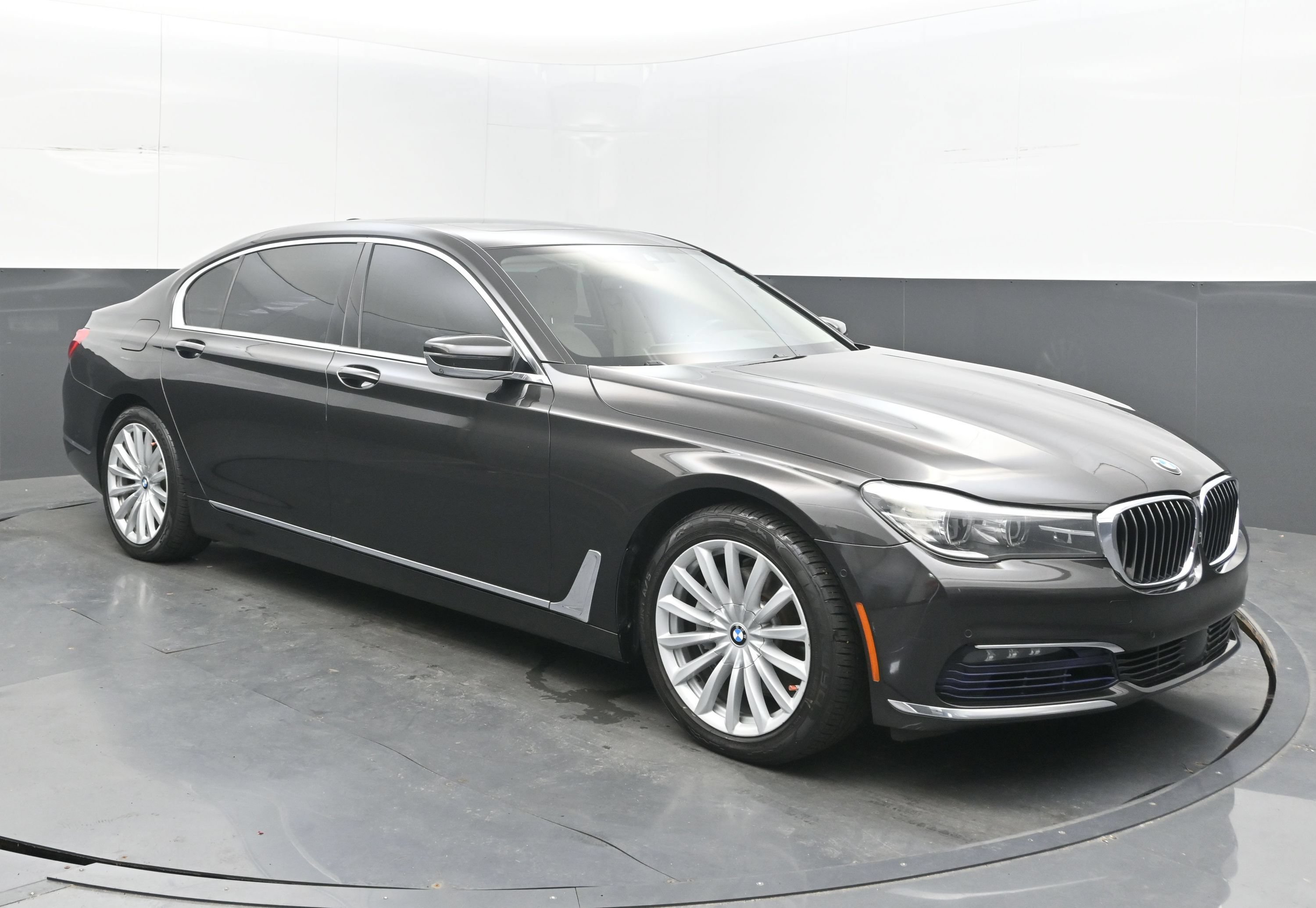 Used 2017 BMW 740i xDrive AWD/4WD image 3
