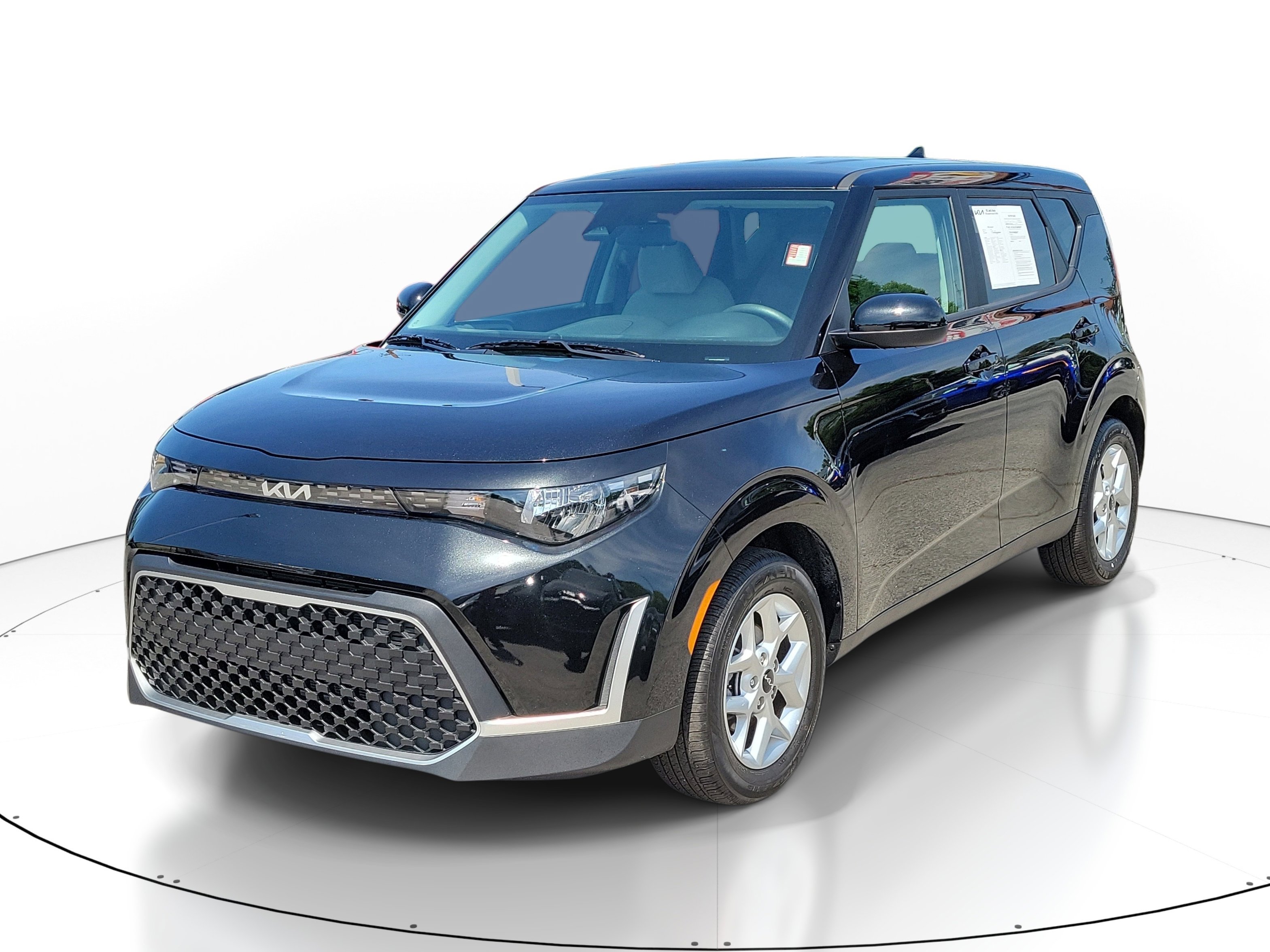 Used 2025 Kia Soul LX FWD image 3