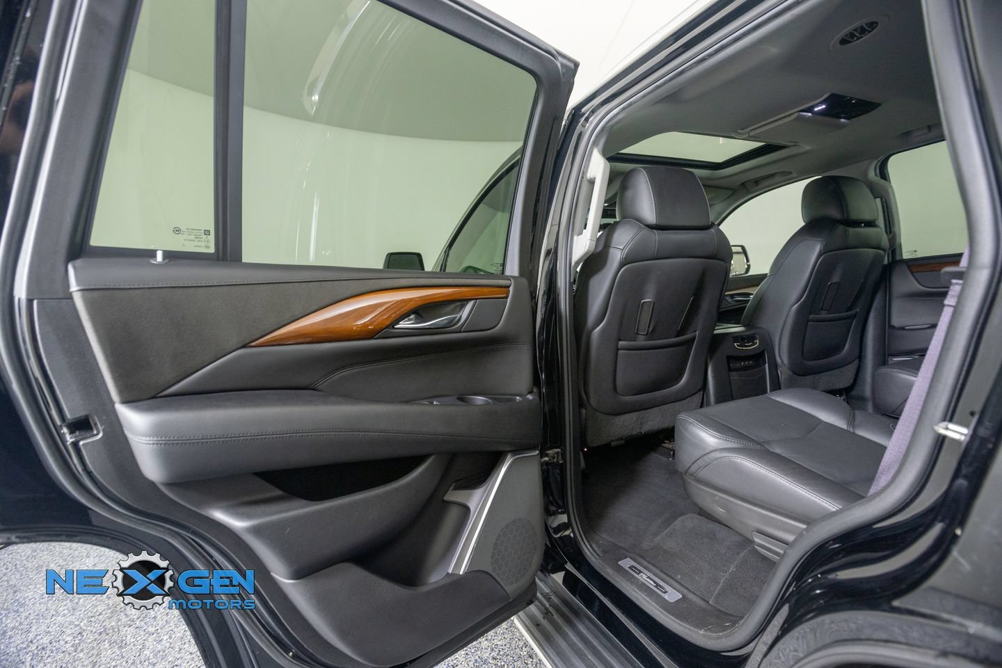 Used 2017 Cadillac Escalade Luxury AWD/4WD image 27