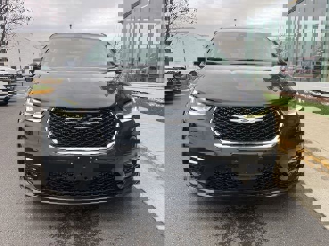 Used 2023 Chrysler Pacifica Touring-L image 2