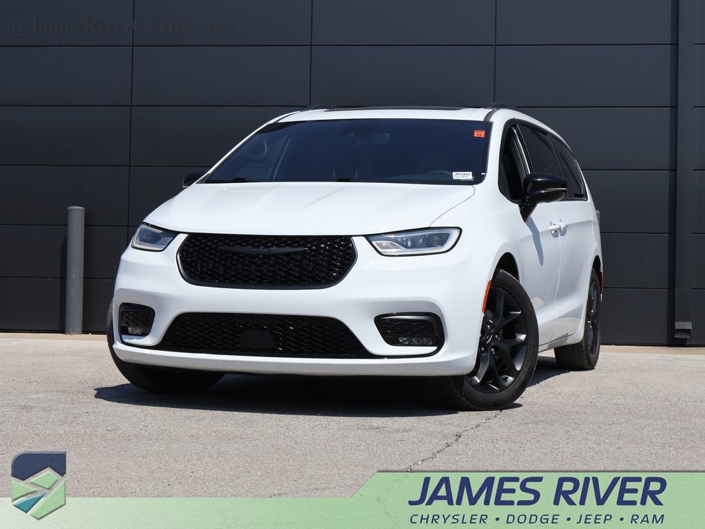Used 2025 Chrysler Pacifica Limited FWD image 1
