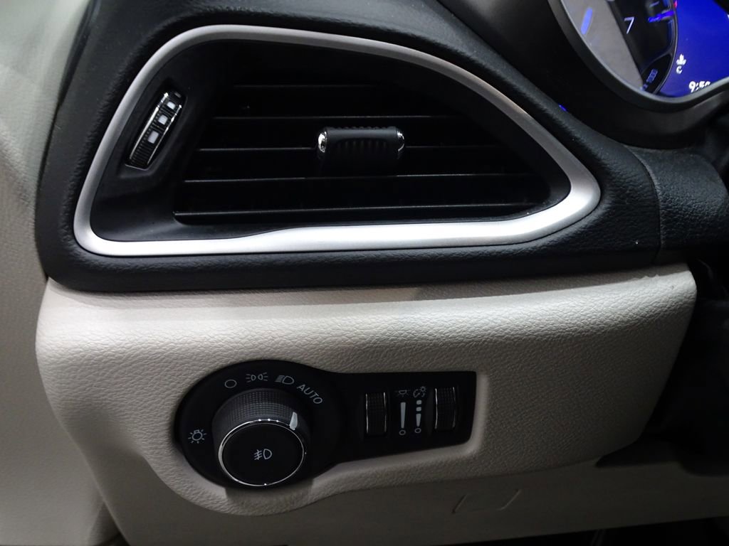 Used 2024 Chrysler Pacifica Touring-L image 19