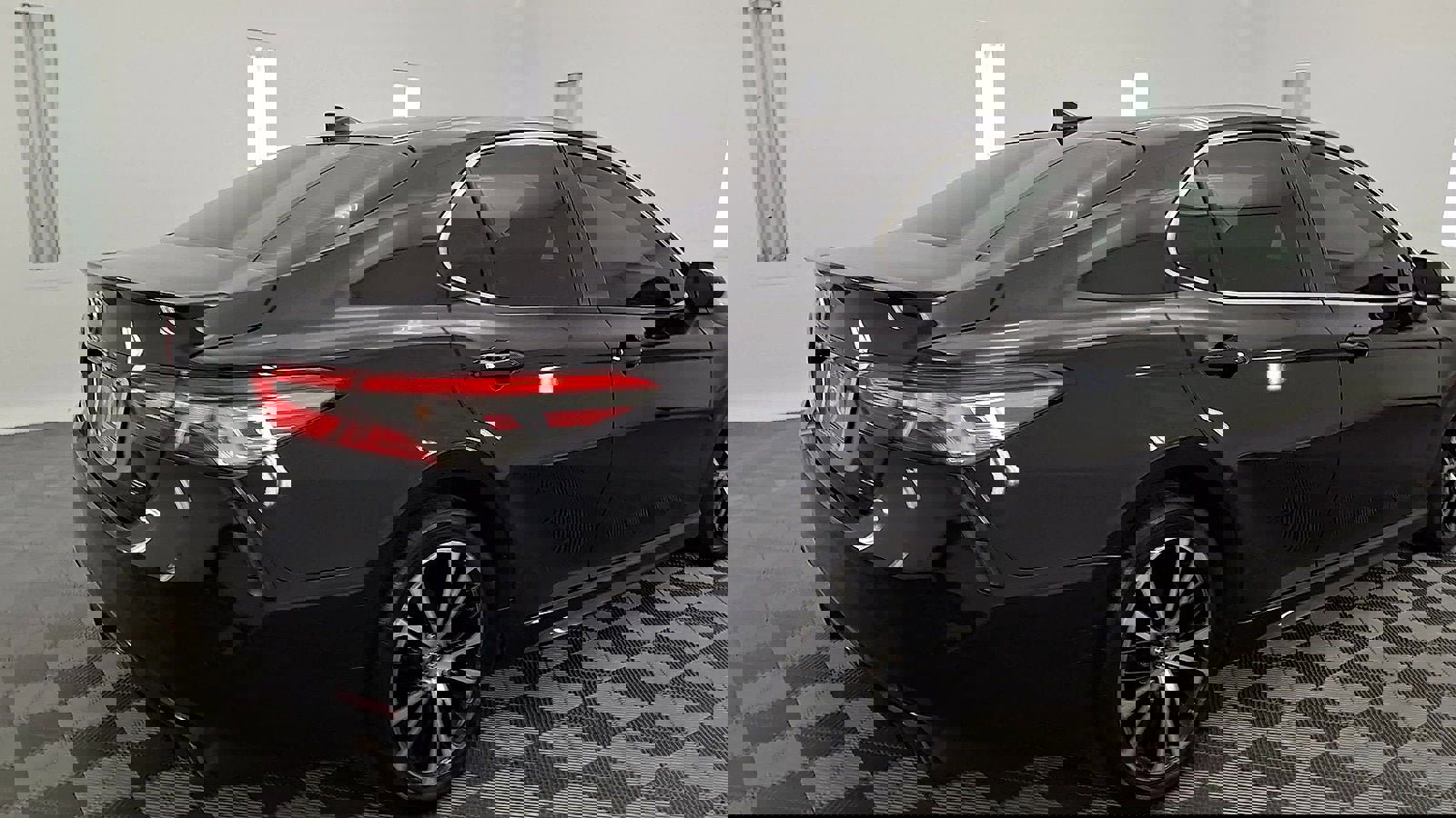 Used 2019 Toyota Camry SE image 4