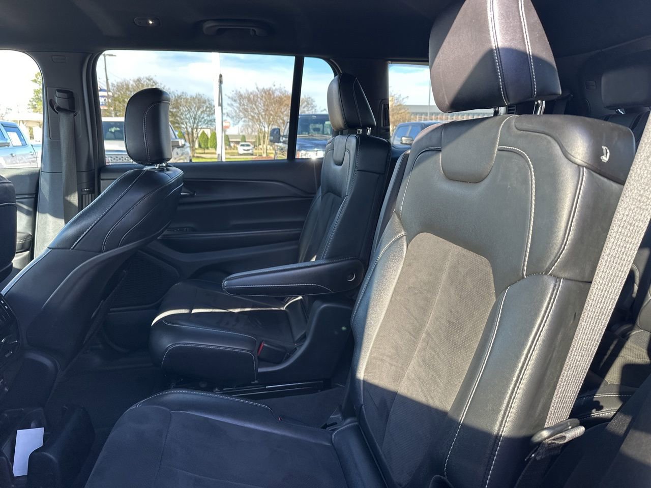 Used 2023 Jeep Grand Cherokee L Laredo image 12