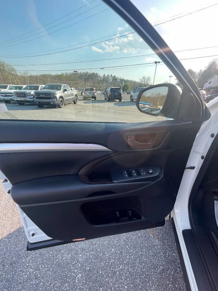 Used 2017 Toyota Highlander Plus AWD/4WD image 12