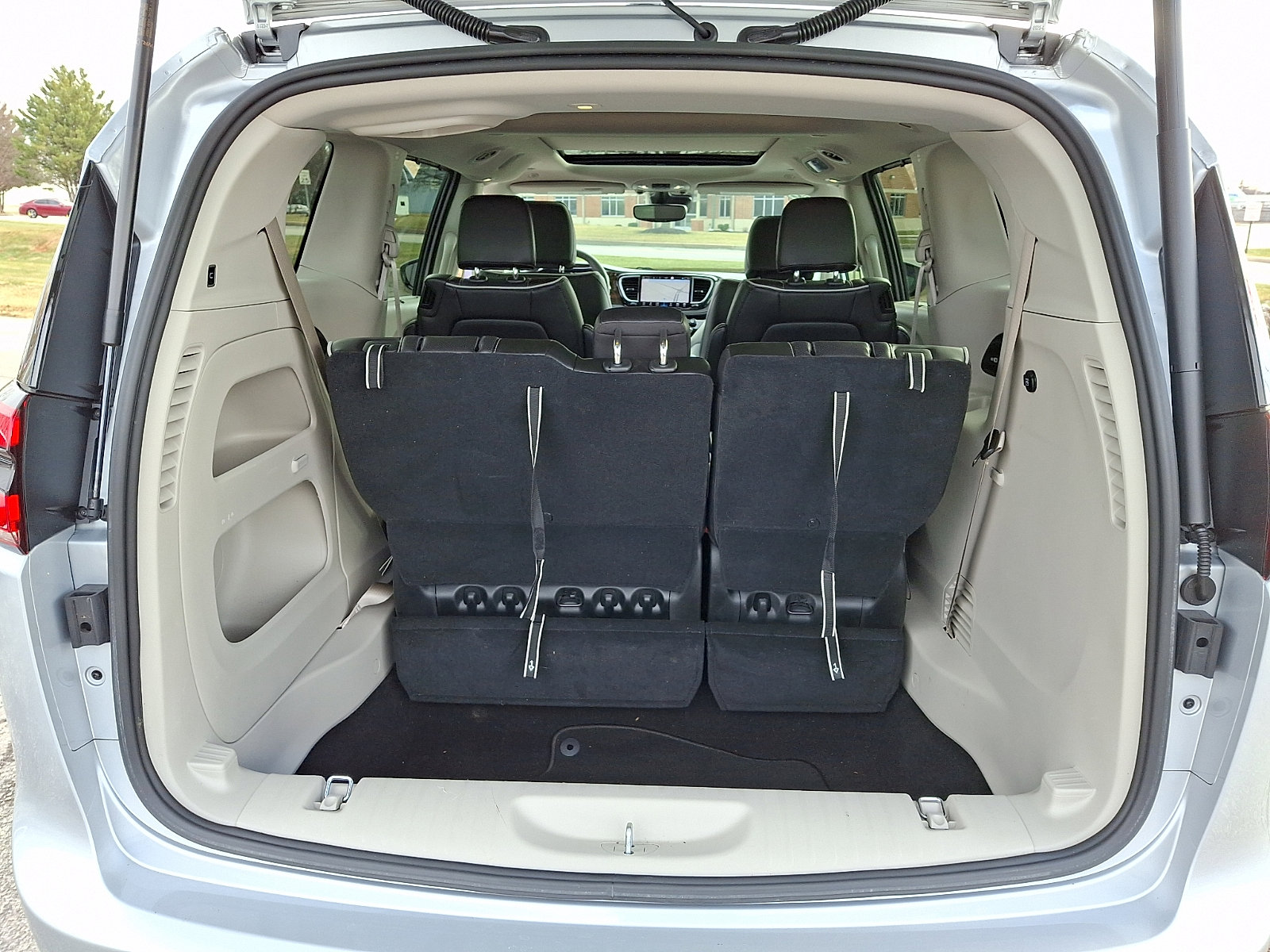 Used 2023 Chrysler Pacifica Limited image 32