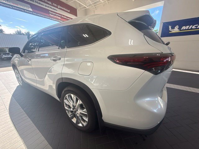 Used 2024 Toyota Highlander Limited FWD image 6