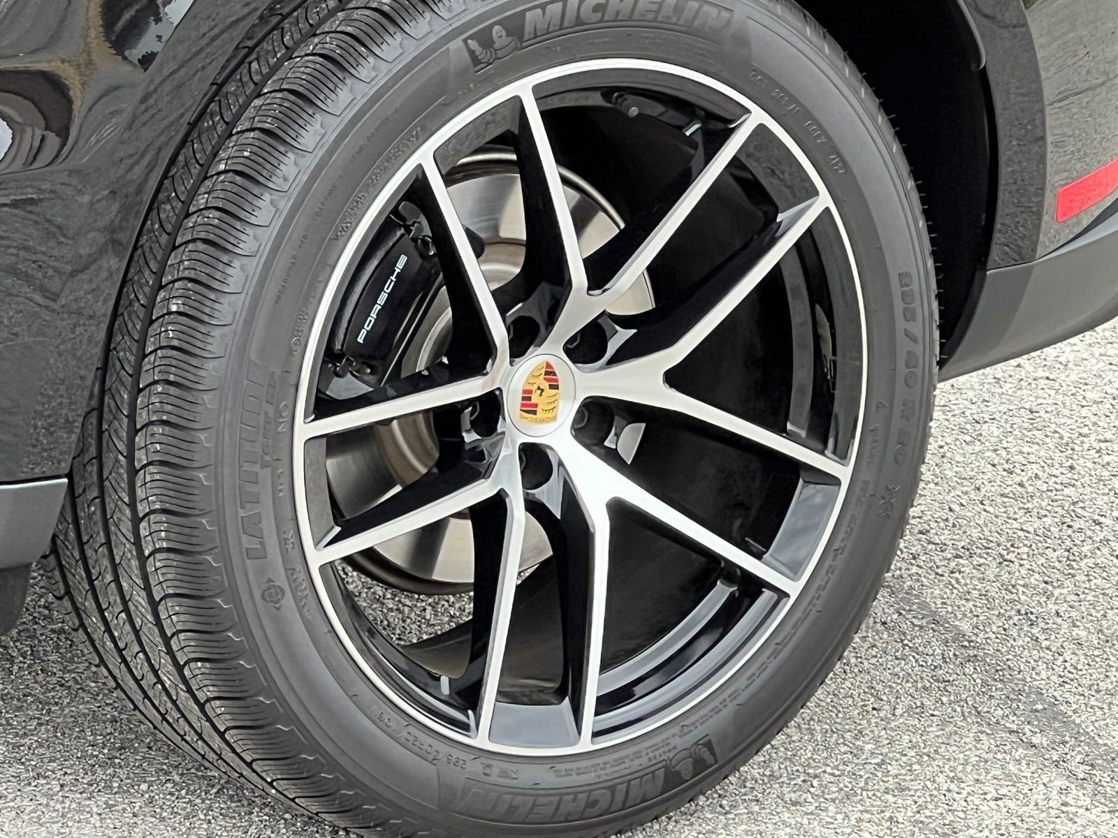 Certified 2025 Porsche Macan image 13