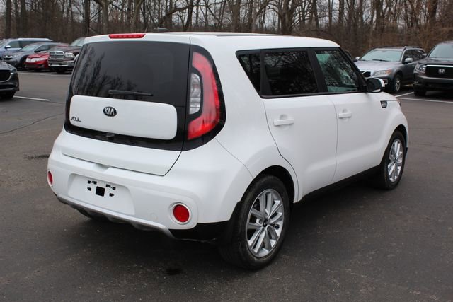 Used 2017 Kia Soul + image 3
