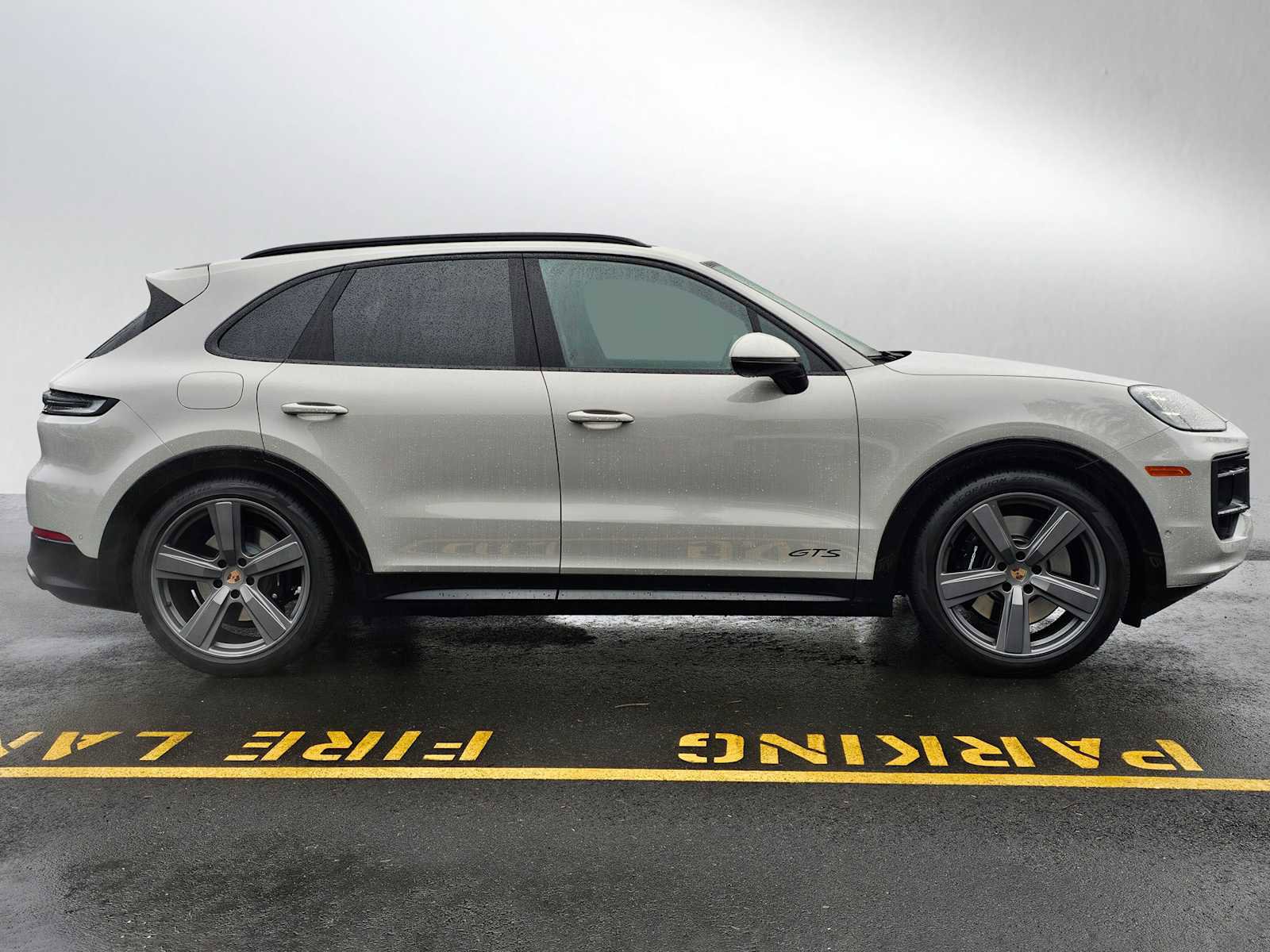 Used 2025 Porsche Cayenne GTS AWD/4WD image 2