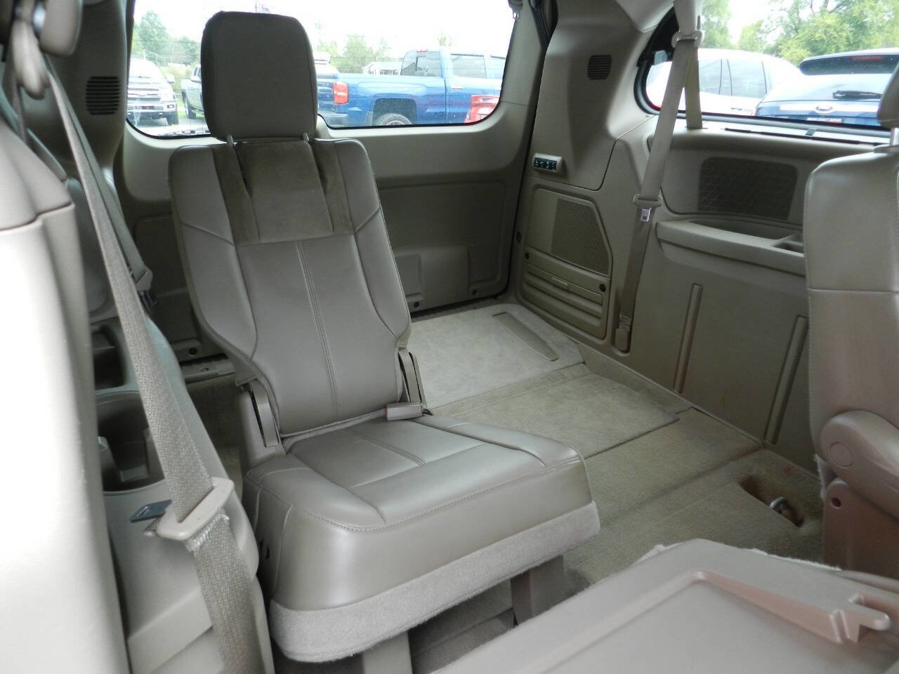 Used 2014 Chrysler Town & Country Limited w/ Luxury Group image 14