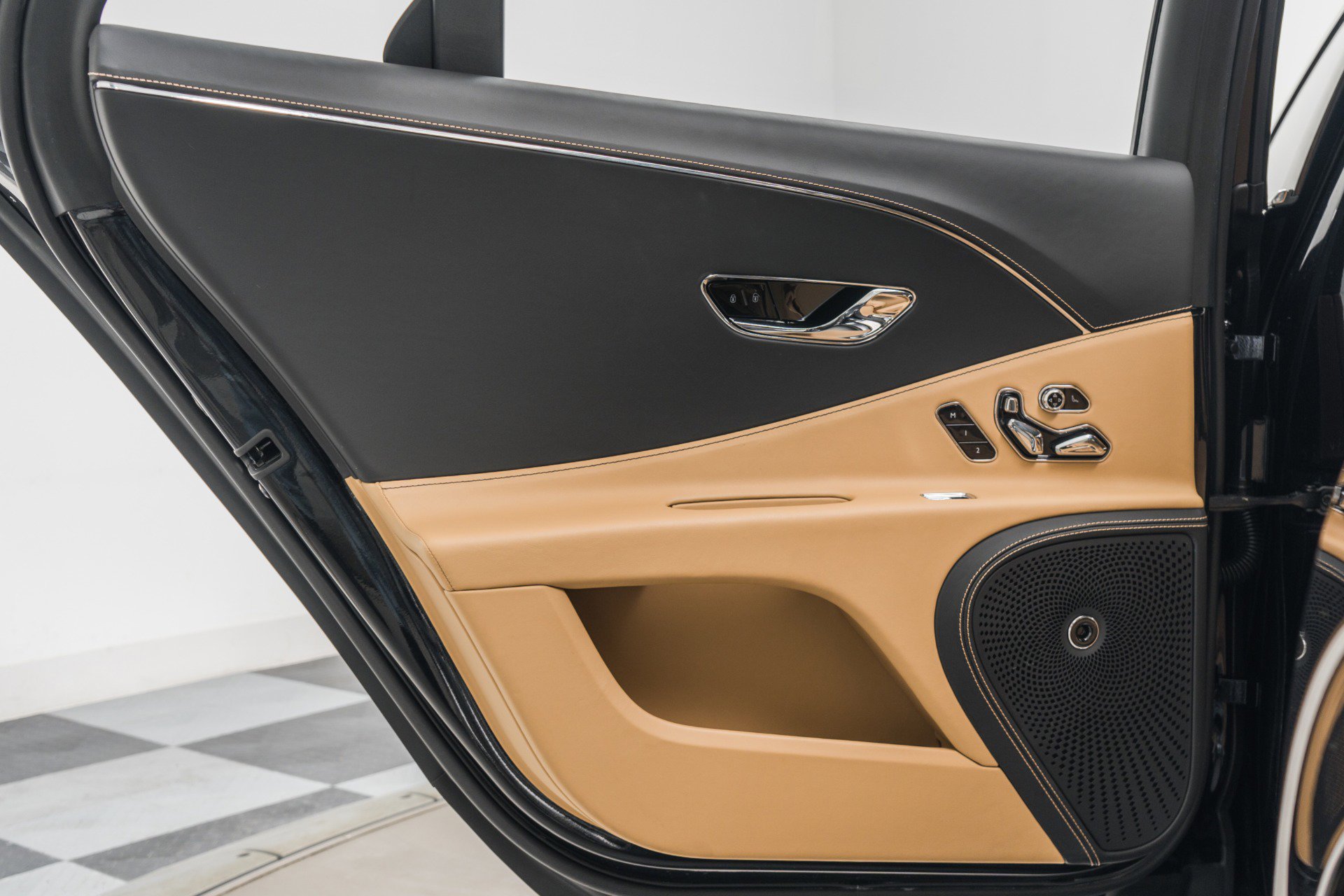 Used 2023 Bentley Flying Spur Plug-In Hybrid image 41