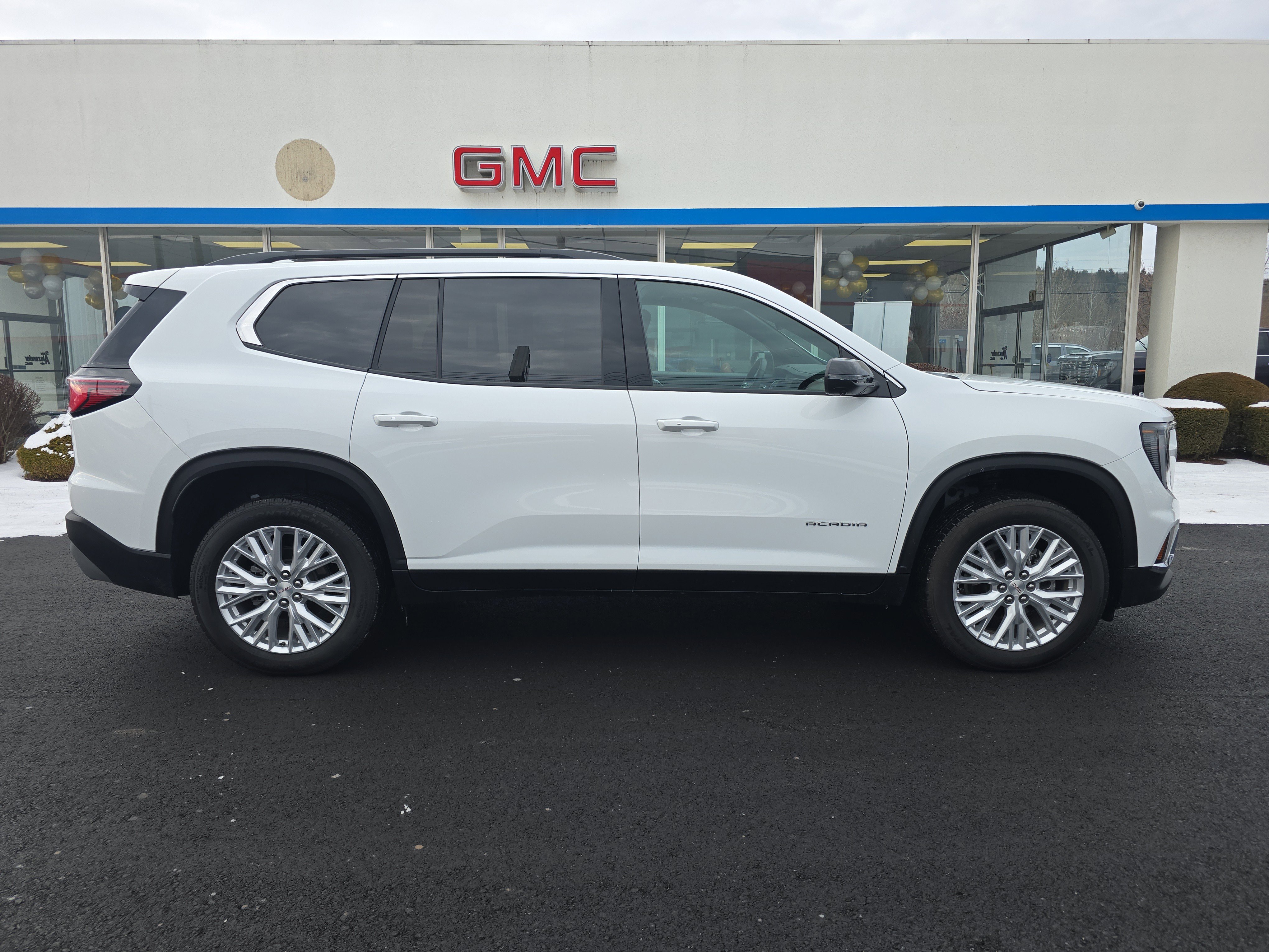 Used 2025 GMC Acadia Elevation w/ Elevation Premium Package image 2