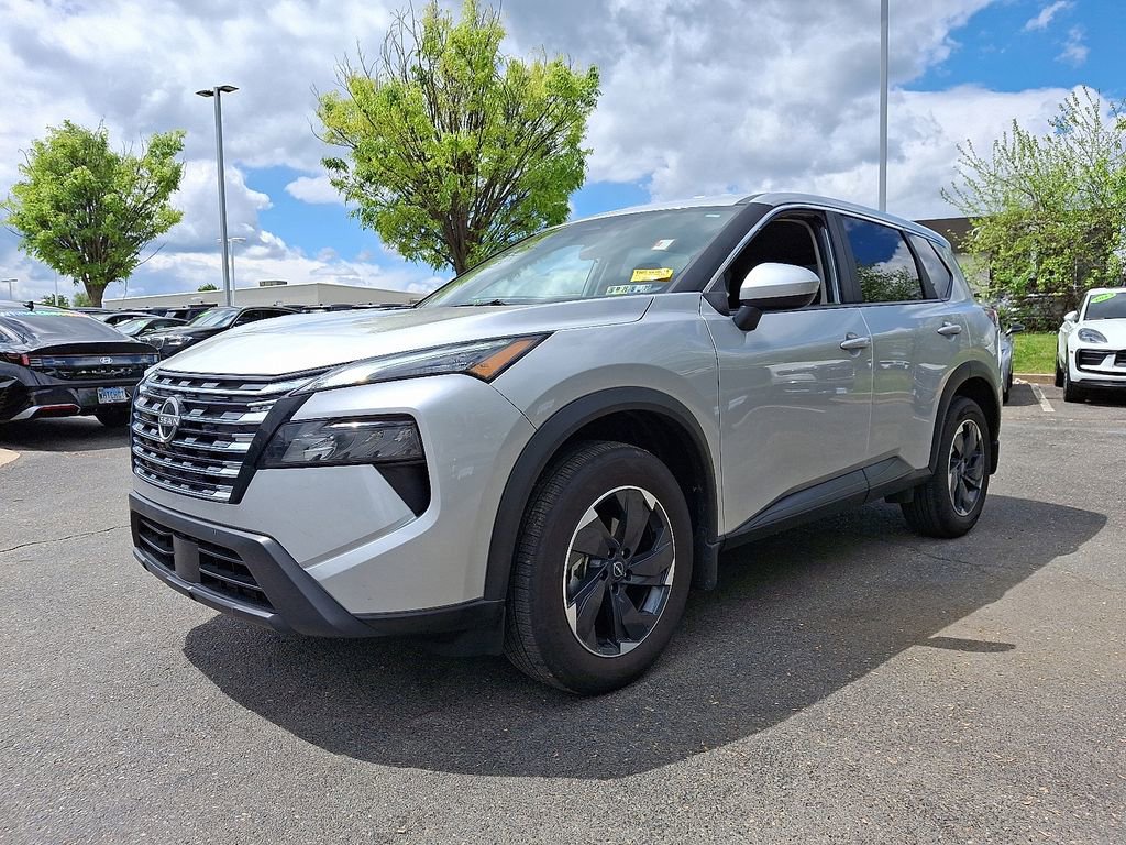 Used 2025 Nissan Rogue SV image 3