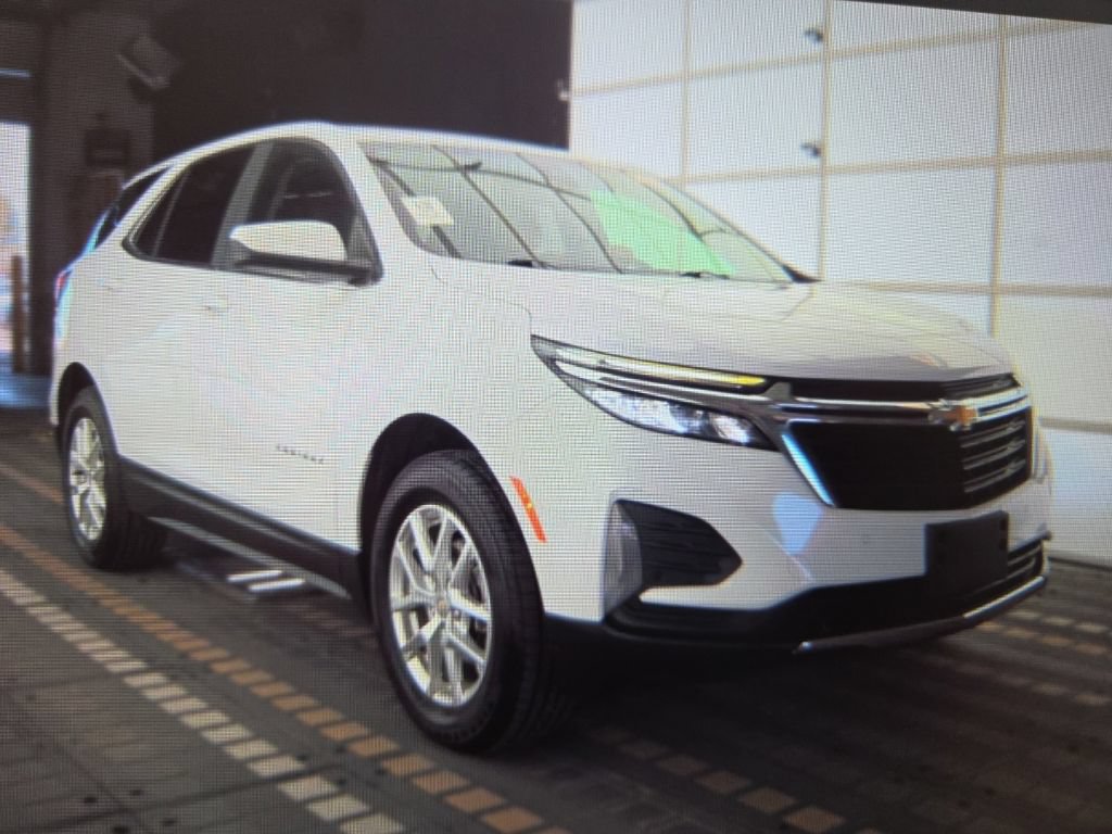 Used 2022 Chevrolet Equinox LT w/ Driver Convenience Package AWD/4WD image 2