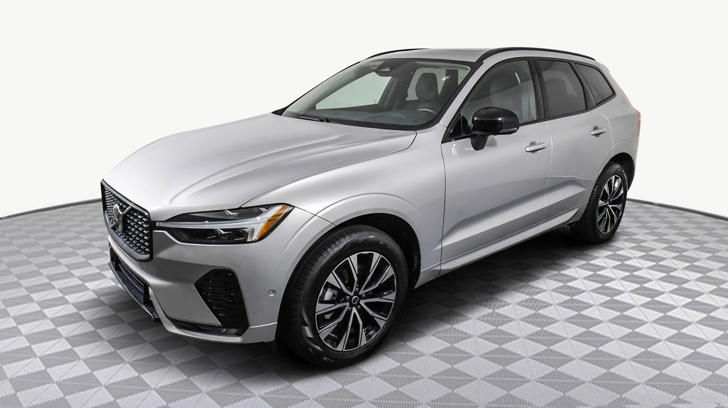 Used 2025 Volvo XC60 B5 Plus image 4