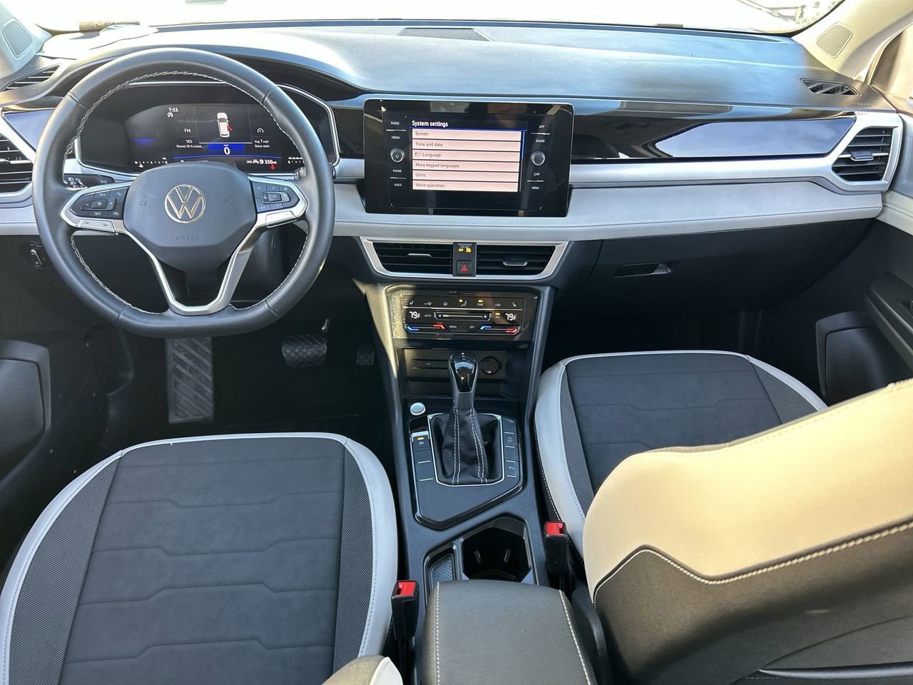 Certified 2025 Volkswagen Taos SE image 12