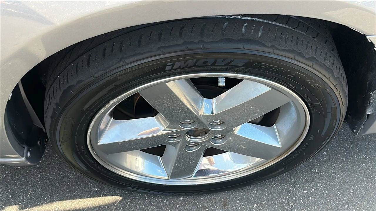 Used 2013 Dodge Avenger SXT FWD image 21