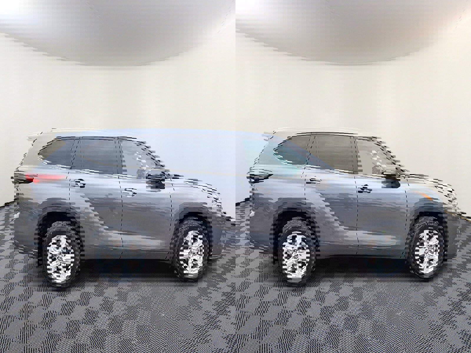 Used 2024 Toyota Highlander LE image 7