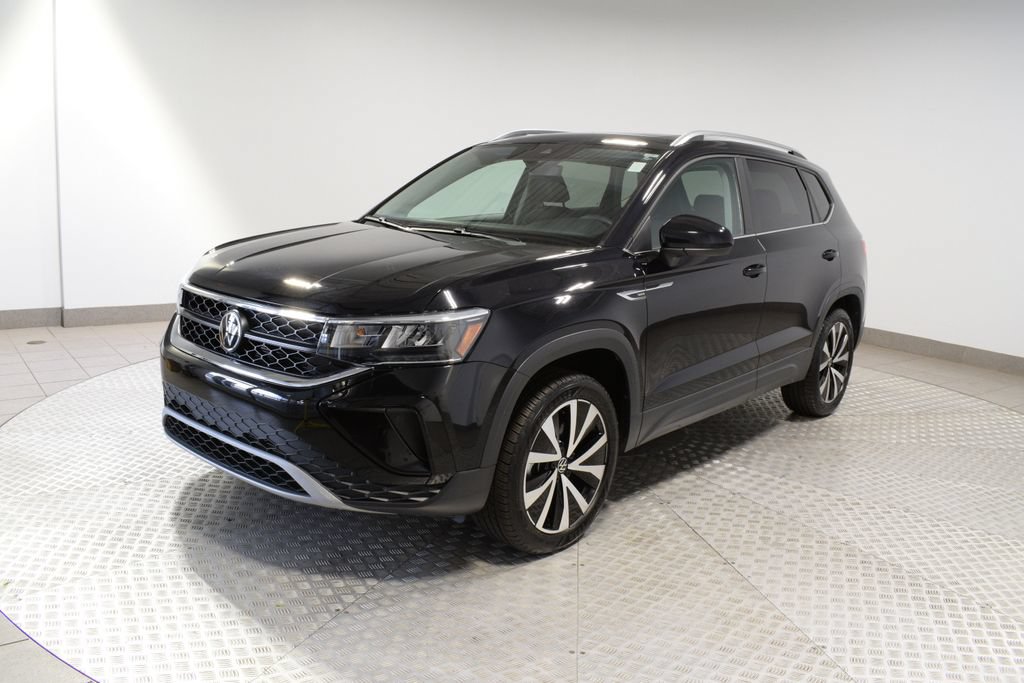 Used 2023 Volkswagen Taos SE w/ Panoramic Sunroof Package AWD/4WD image 7