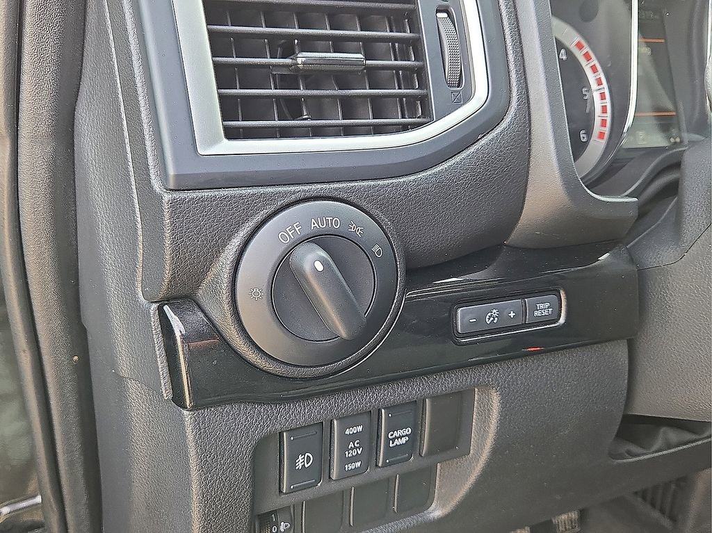 Used 2019 Nissan Titan SV w/ SV Convenience Package image 25