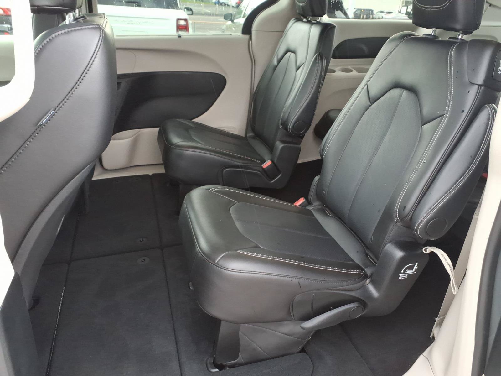 Used 2024 Chrysler Pacifica Touring-L FWD image 12