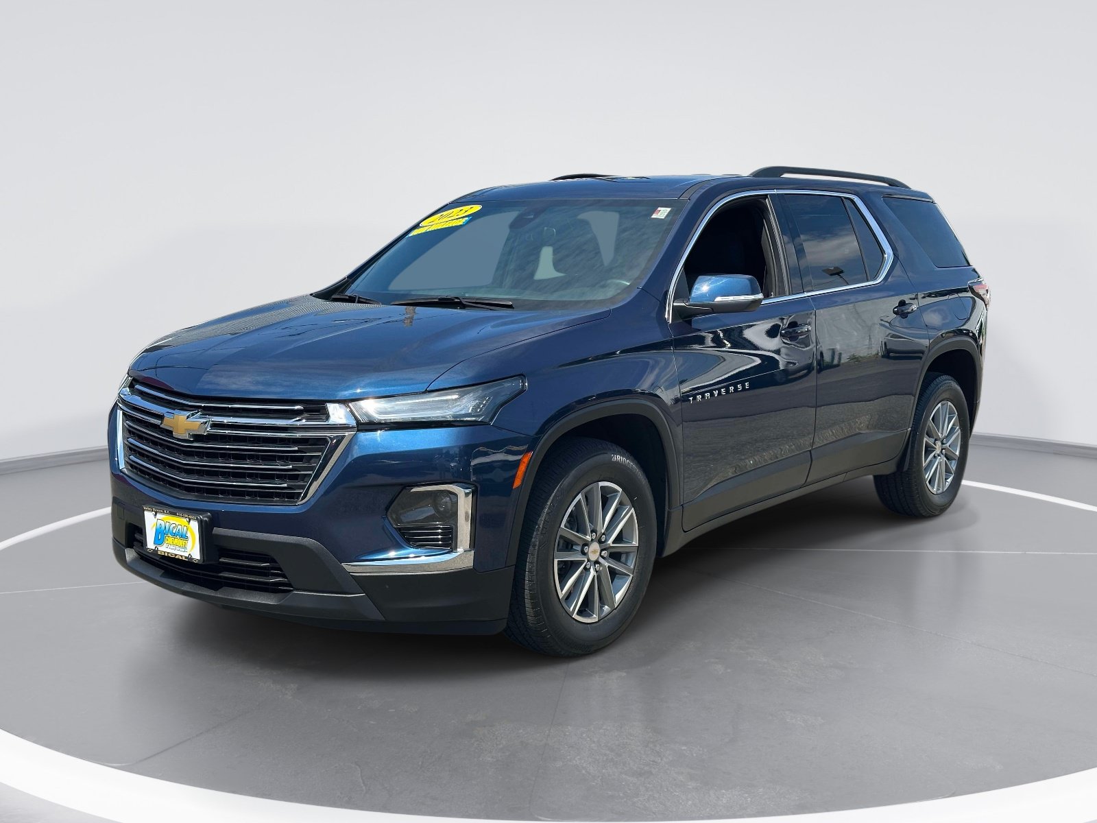 Used 2023 Chevrolet Traverse LT FWD image 3