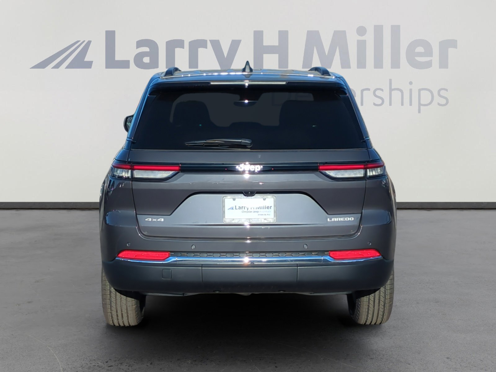 New 2025 Jeep Grand Cherokee Laredo image 4